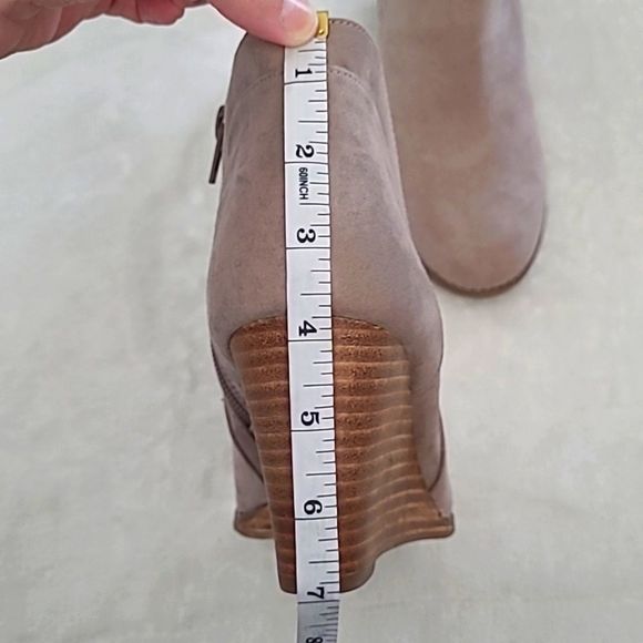 Madden Girl Greteel Wedge Bootie 8.5 Womens Hidden Heel Beige Closed Toe 3 Boho - Picture 13 of 14